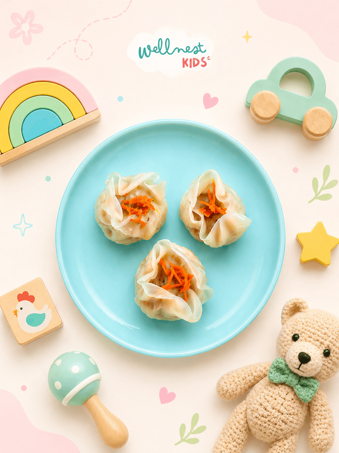 Tiga dimsum ayam topping wortel di piring biru muda, gaya flat lay dengan mainan anak